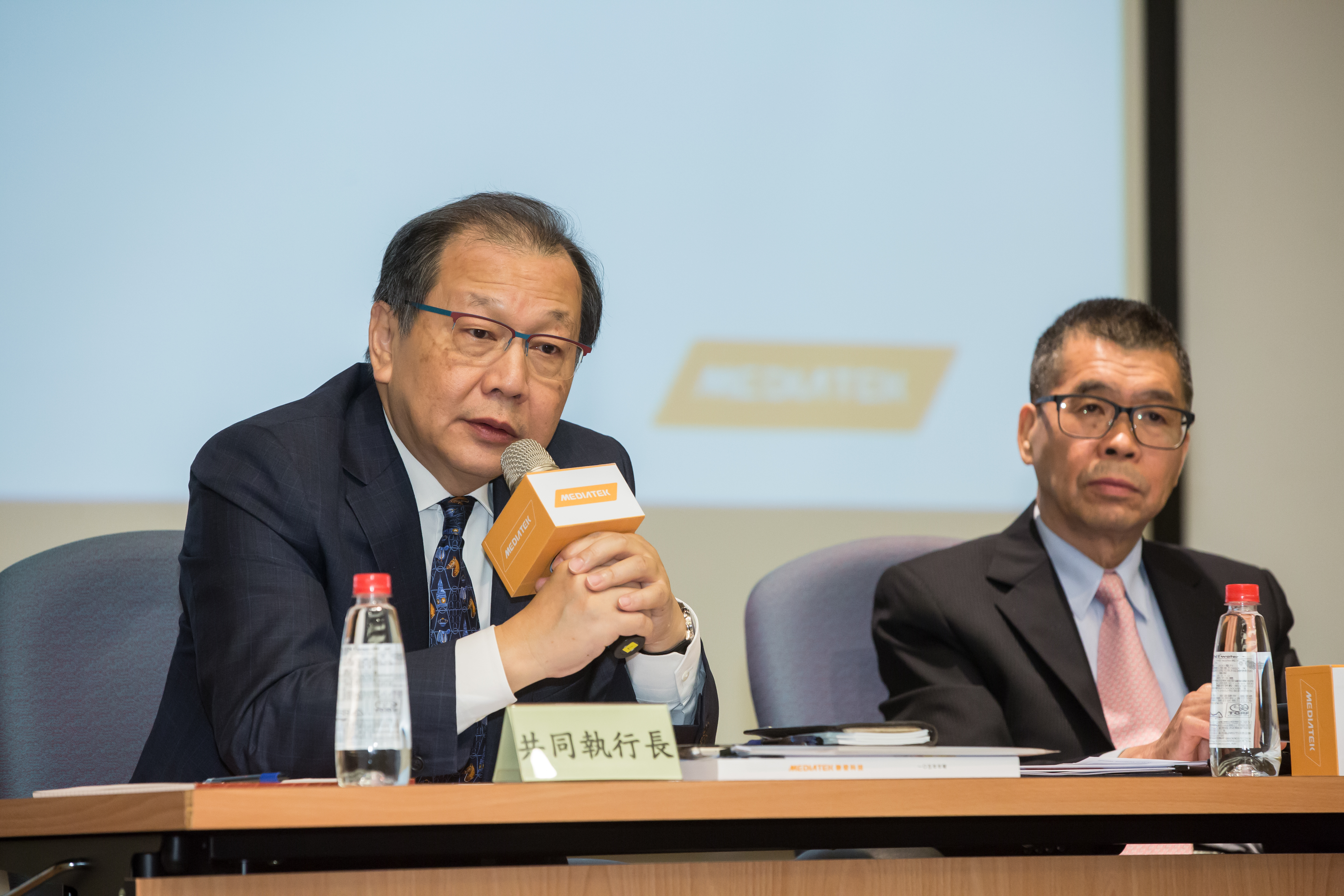 蔡明介（右）延攬前台積電執行長蔡力行（左）加入麾下，在此之前已引進不少台積人到聯發科擔任要職，讓老員工不滿。