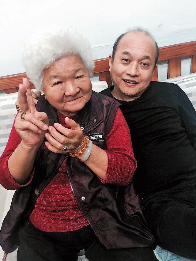 母親(左)一手帶大5個孩子,鄭文堂(右)與母親的感情極好。(鄭文堂提供)