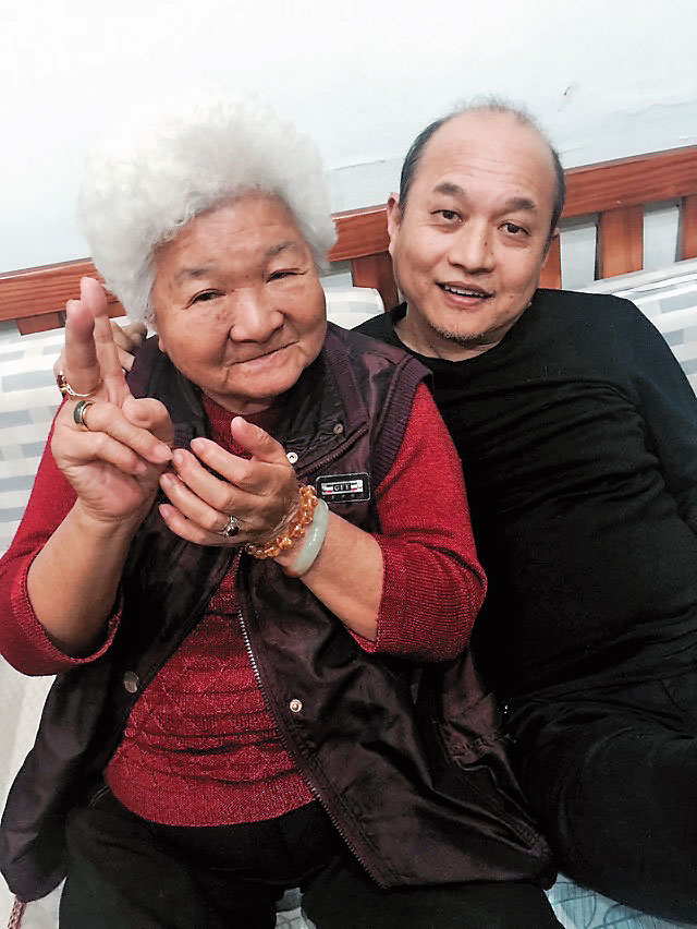 母親（左）一手帶大5個孩子，鄭文堂（右）與母親的感情極好。（鄭文堂提供）