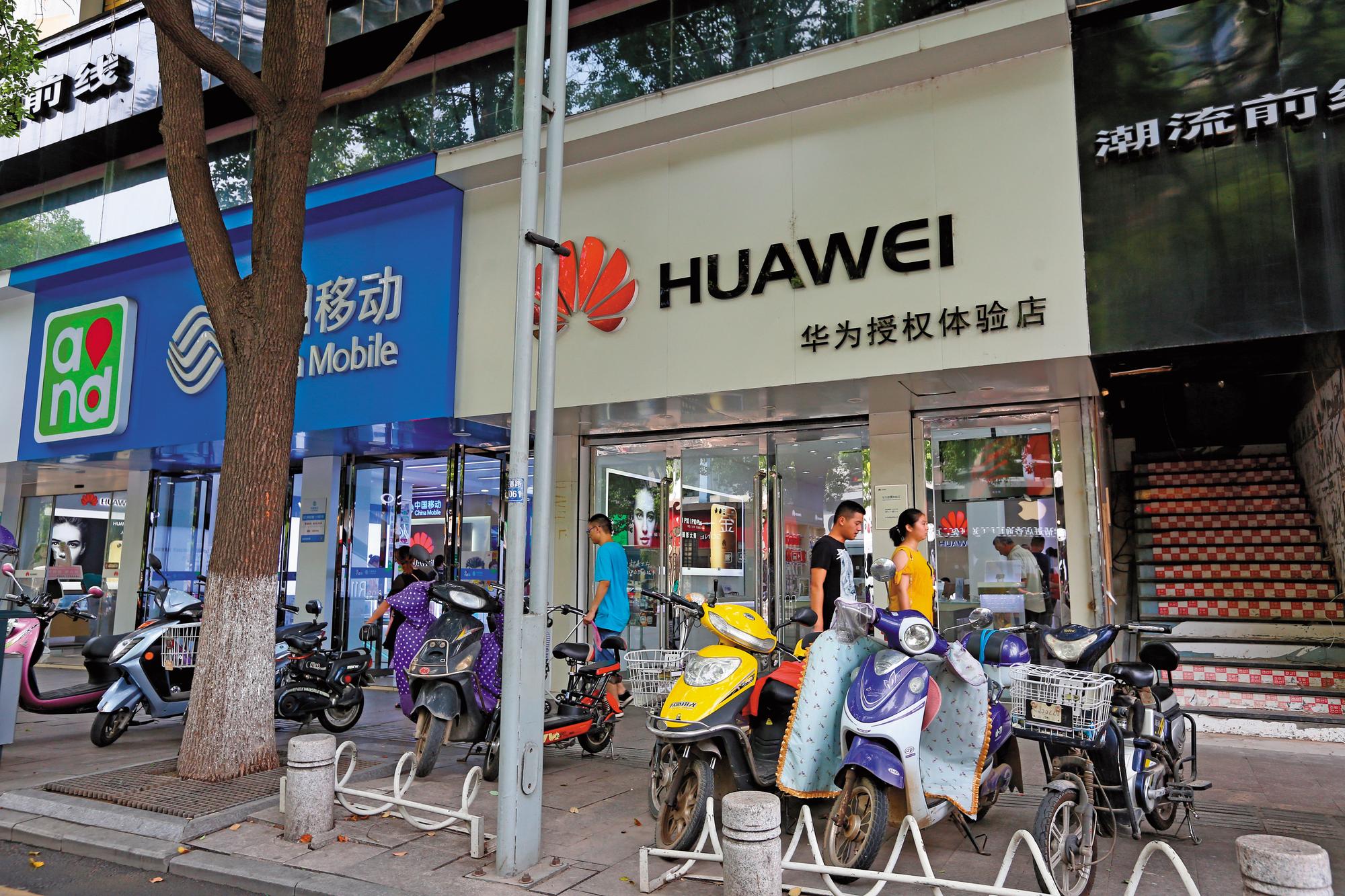 市調公司公布,聯發科手機晶片佔有率已被手機大廠華為旗下的IC設計公司海思超越。圖為華為手機經銷店。