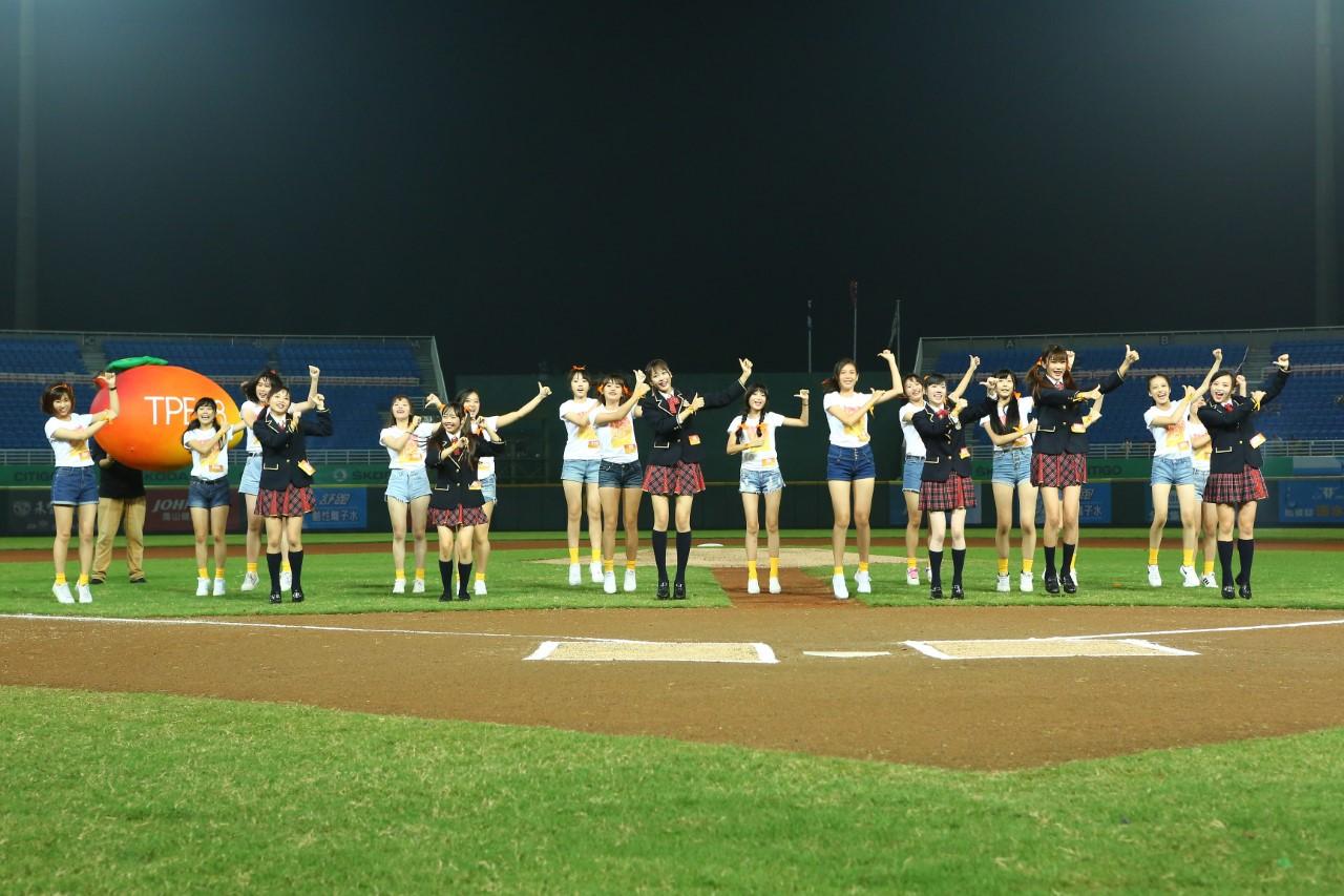 AKB48台灣研究生和14位參賽者,站上2017亞洲職棒冠軍爭霸賽擔任開場表演嘉賓。(紅衫娛樂提供)
