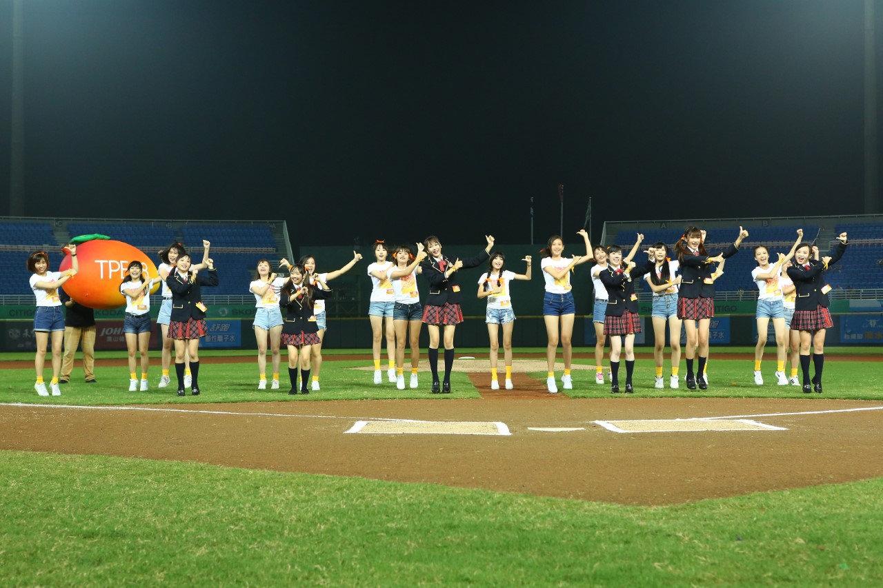 AKB48台灣研究生和14位參賽者，站上2017亞洲職棒冠軍爭霸賽擔任開場表演嘉賓。（紅衫娛樂提供）