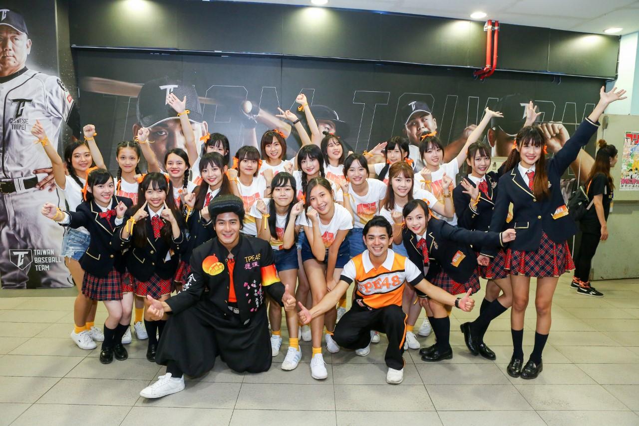 郭彥均和喜瀨健帶著AKB48台灣研究生和TPE48參賽者們為亞洲職棒冠軍熱身賽開幕表演。(紅衫娛樂提供)