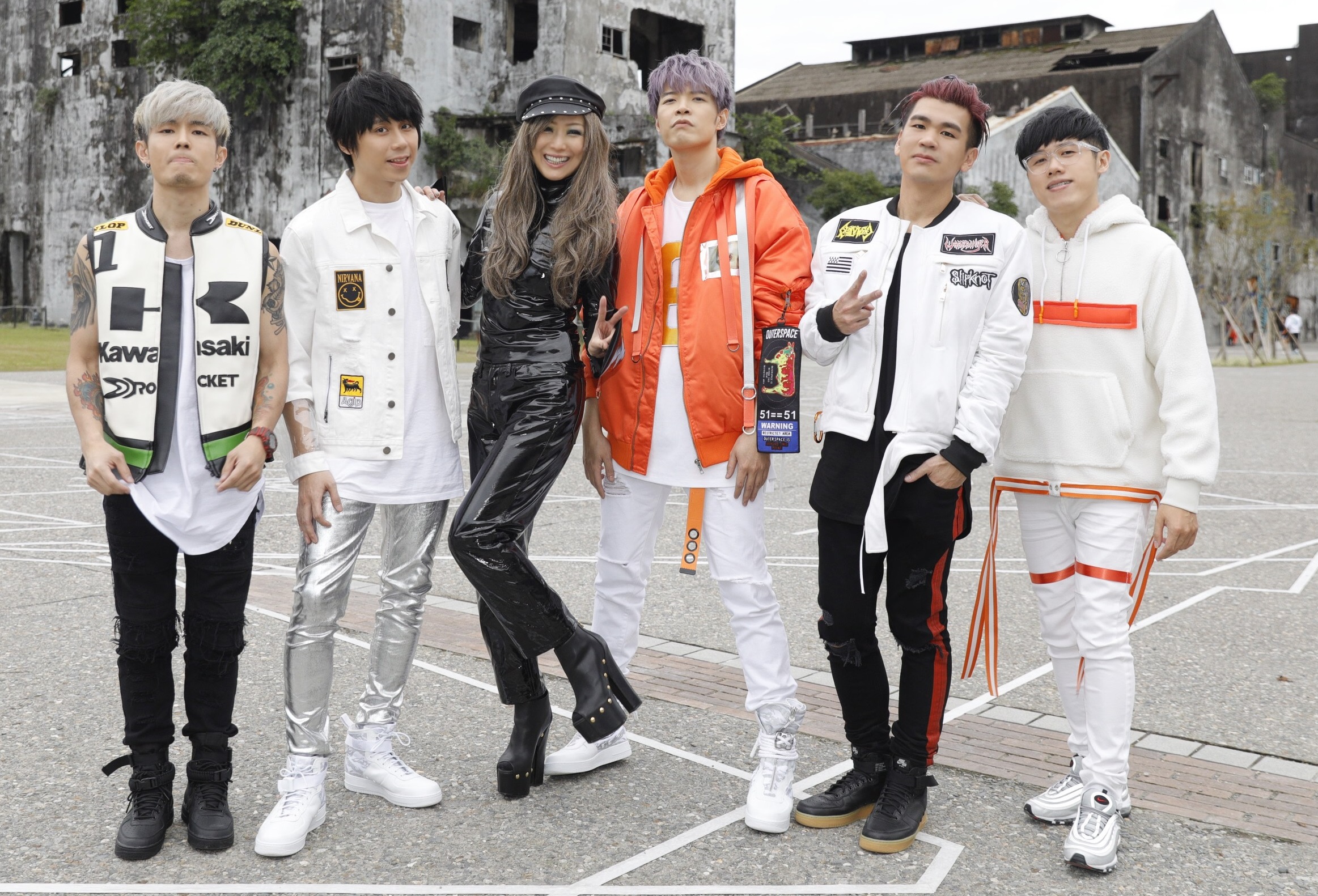 八三夭請出天后鄭秀文合作新版〈眉飛色舞PLUS〉，雙方合作愉快。（滾石提供）