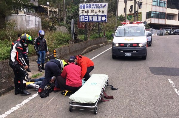 救護人員到場時，吳男已經沒有心跳呼吸，送醫過程一路施以CPR。（翻攝畫面）