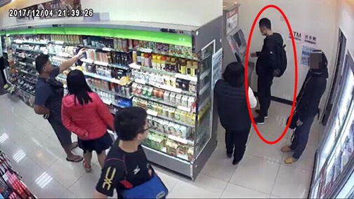 曾嫌重複提領贓款，因此余員一路跟監。