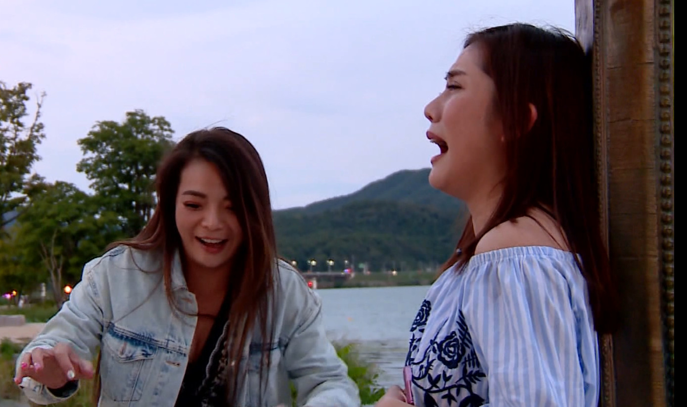 小甜甜（左）拿蠶蛹罐頭，把王宇婕嚇到尖叫大哭。（亞洲旅遊台）