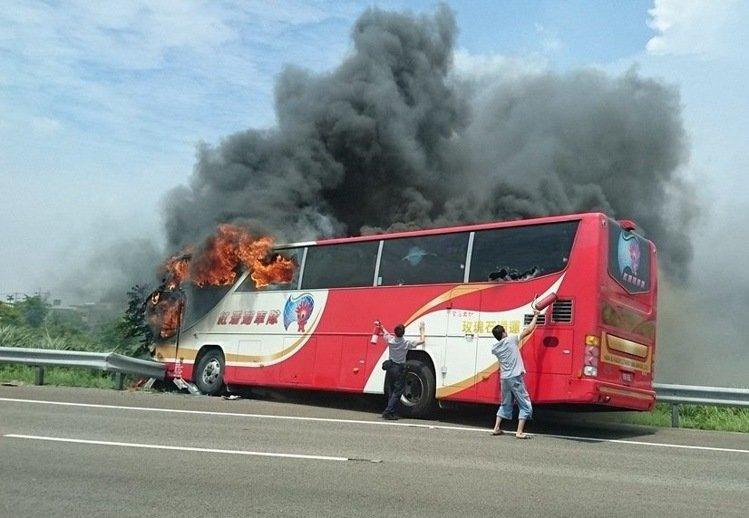去年7月19日發生的桃園國道火燒車事件造成26死,據了解有中國籍罹難者家屬不滿賠償,將提訴訟求償。(目擊民眾提供)
