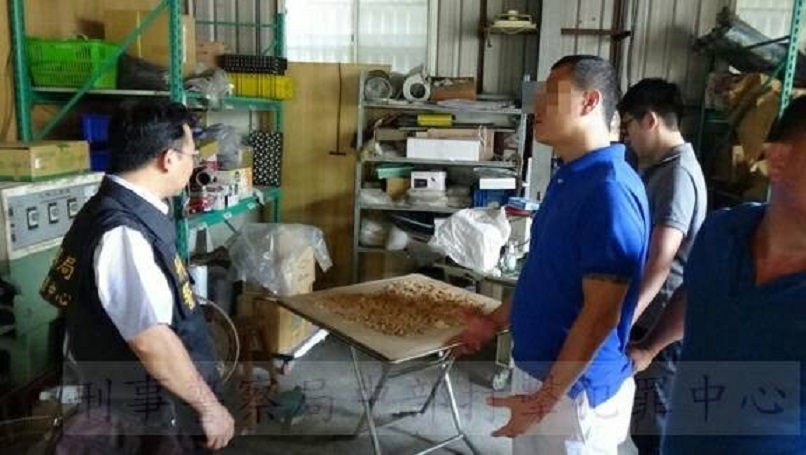 兩嫌購買21萬顆感冒藥，提煉製成1,600公克的甲麻黃鹼。（警方提供）