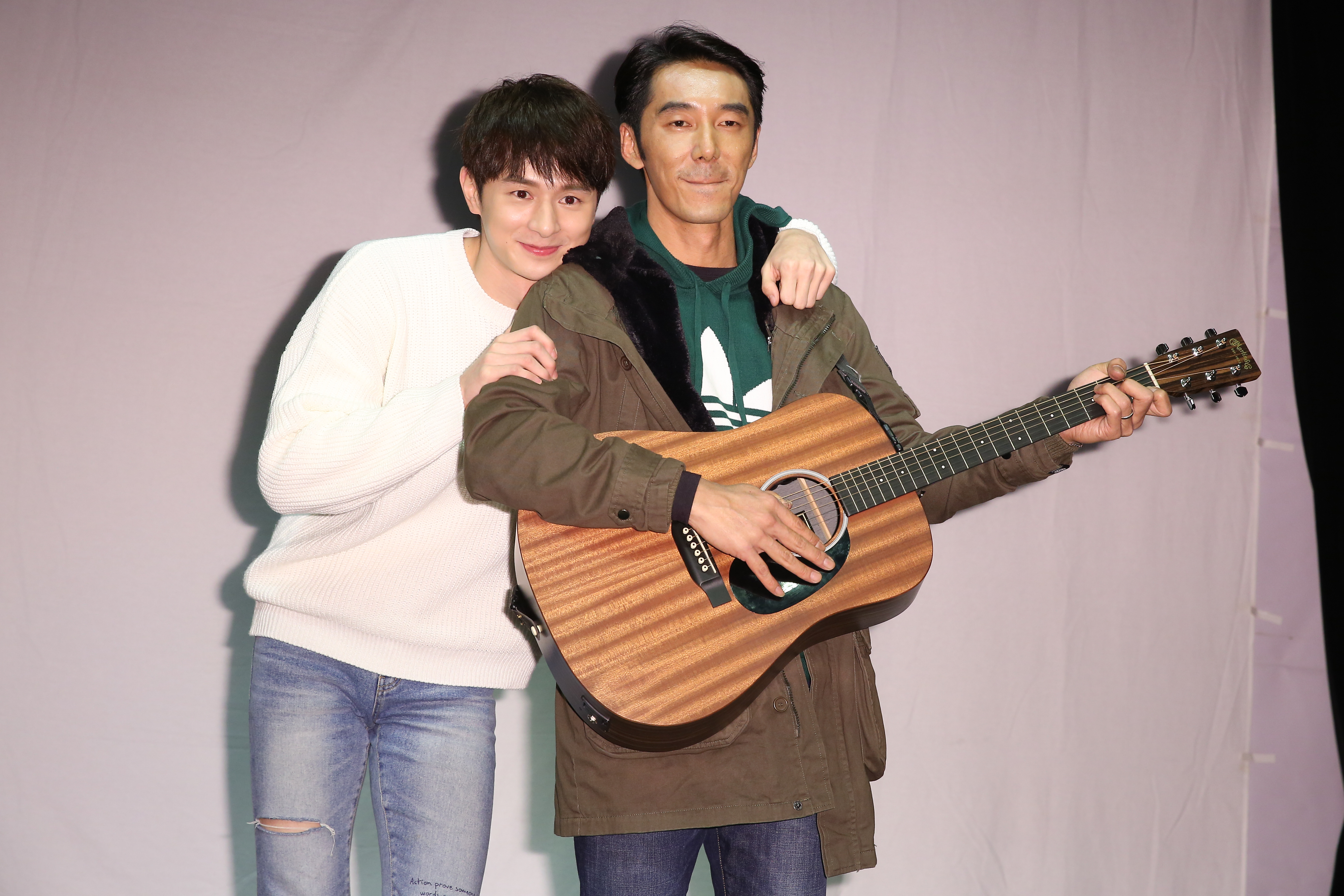 張軒睿與粉絲共度生日會，李李仁驚喜現身讓張軒睿超激動，兩人抱緊緊。