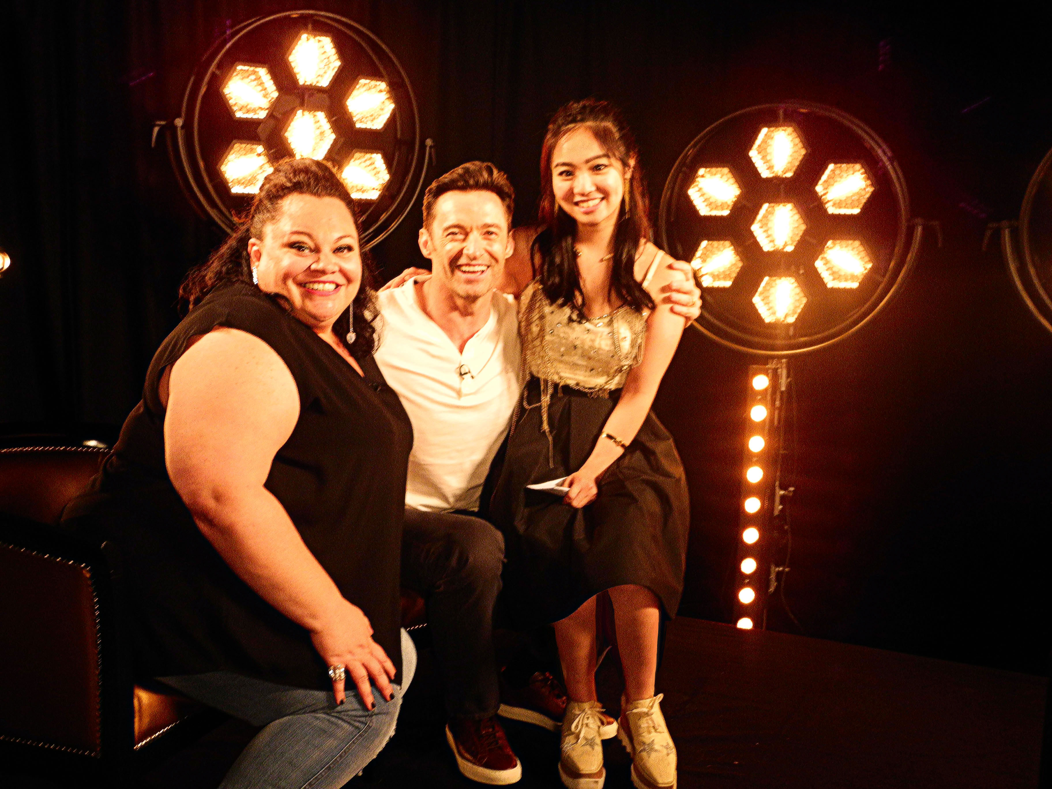 陳芳語（右）藉赴倫敦拍攝〈我就是我〉MV機會貼身訪問了休傑克曼（中）及琪雅拉賽特爾（左），見識到2位巨星超Nice的一面。（福斯提供）