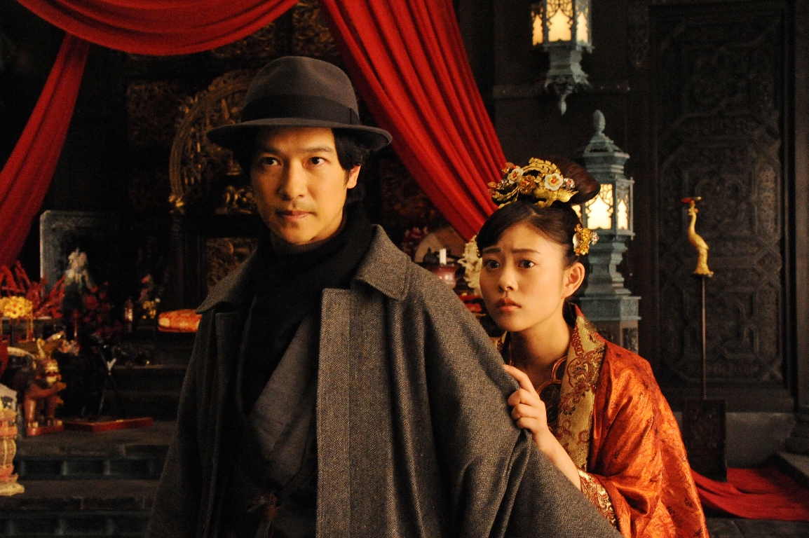 堺雅人（左）與高畑充希（右）在片中演出相差20歲的夫妻。（中影提供）