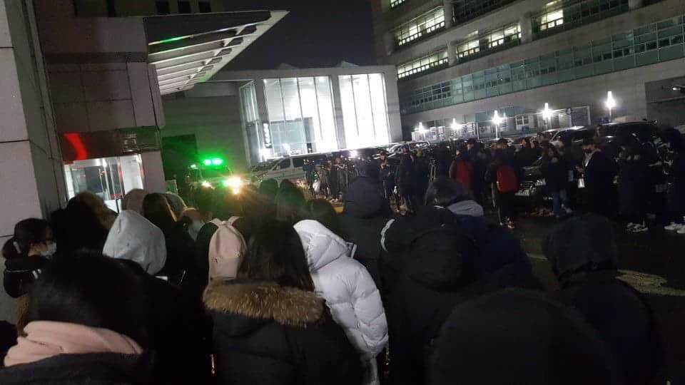 韓國建國大學附設醫院外面聚集大批媒體,剛剛官方證實金鐘鉉死訊,讓在現場的粉絲們希望落空。