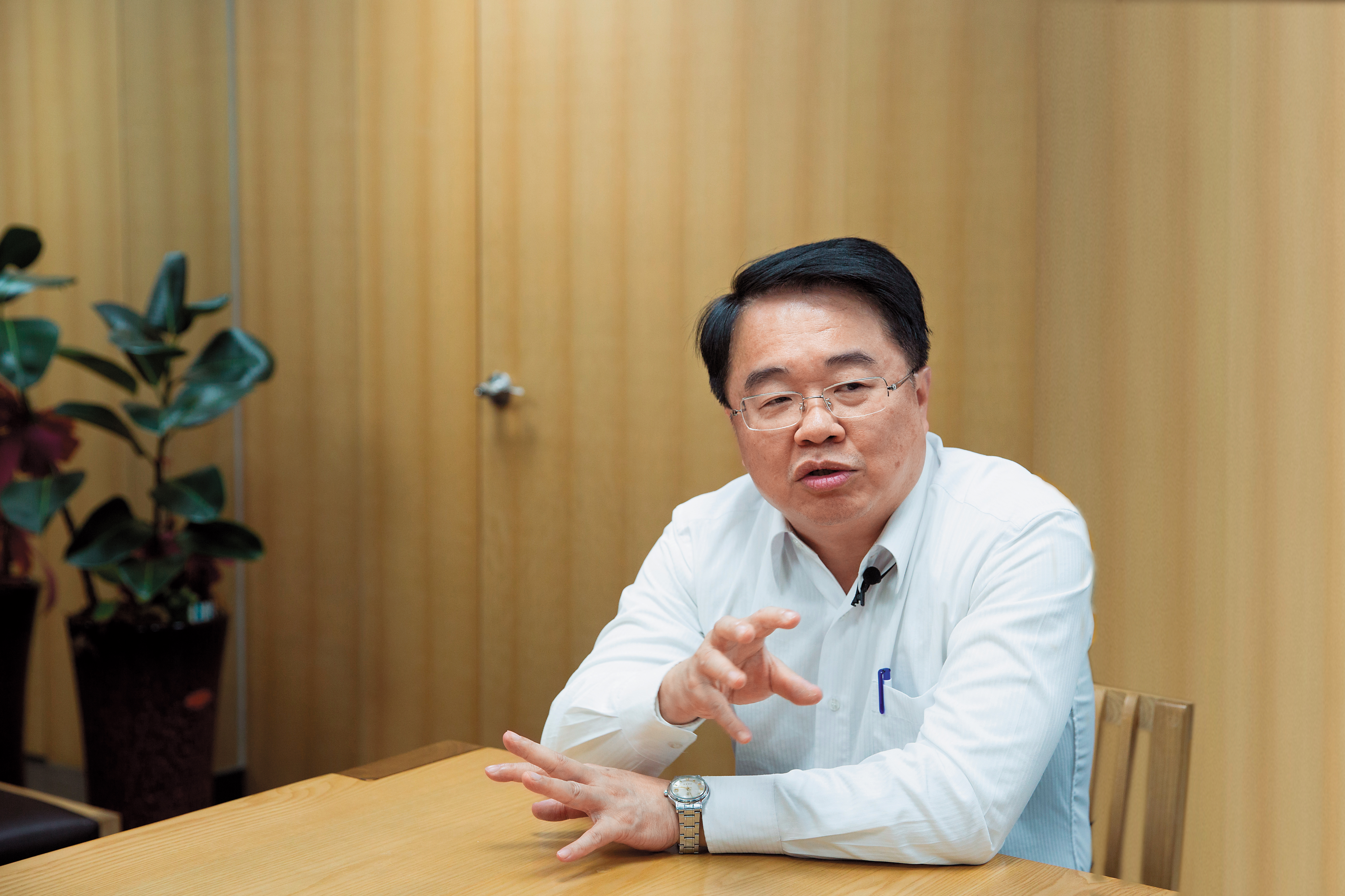 積極爭取代表民進黨參選下屆新北市長的民進黨立委吳秉叡接受本刊專訪，對新北市違建公安議題提出解決方向。