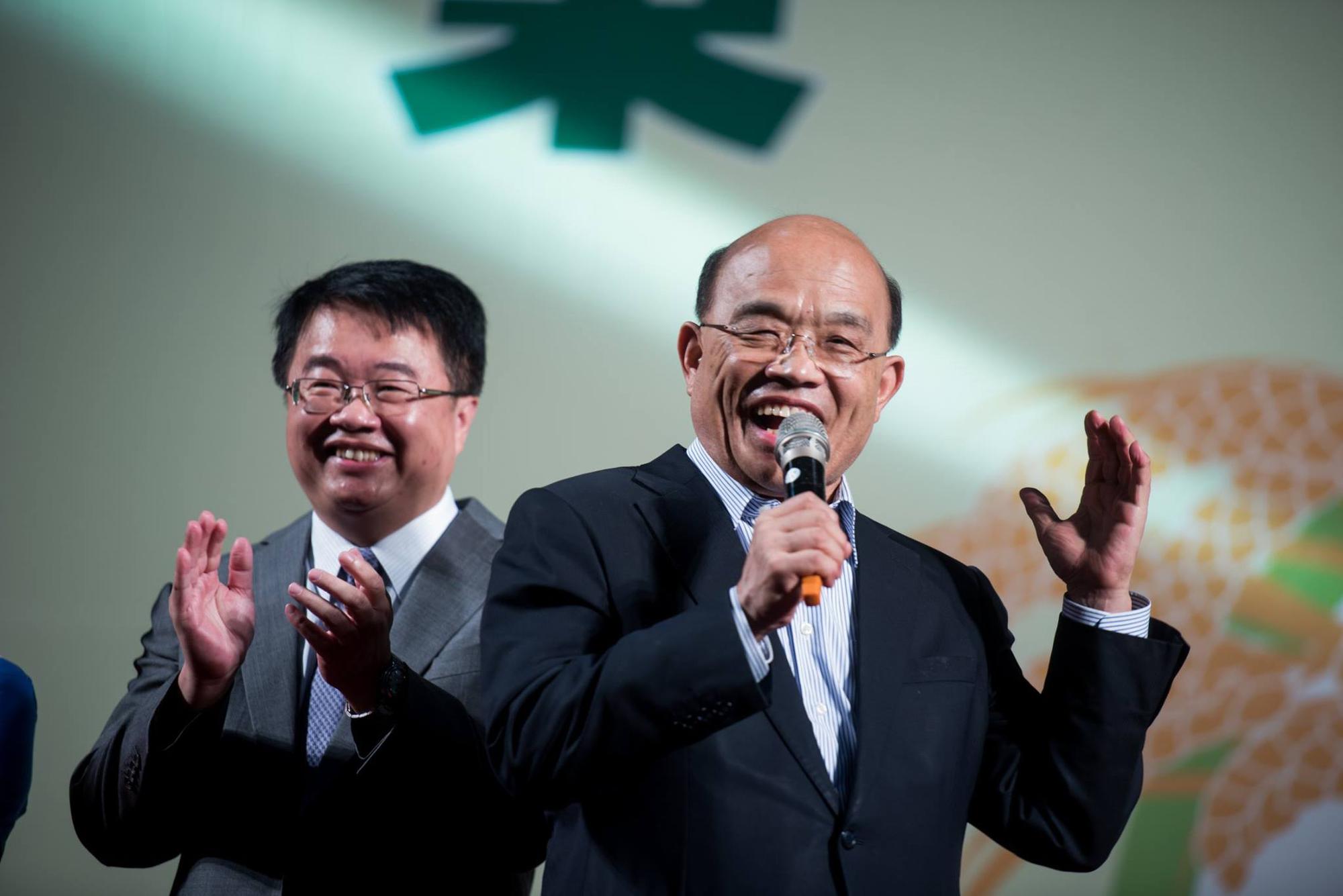 吳秉叡(左)曾擔任蘇貞昌(右)台北縣長時期的機要祕書,頻打「蘇貞昌牌」,爭取市民支持。(翻攝吳秉叡臉書)