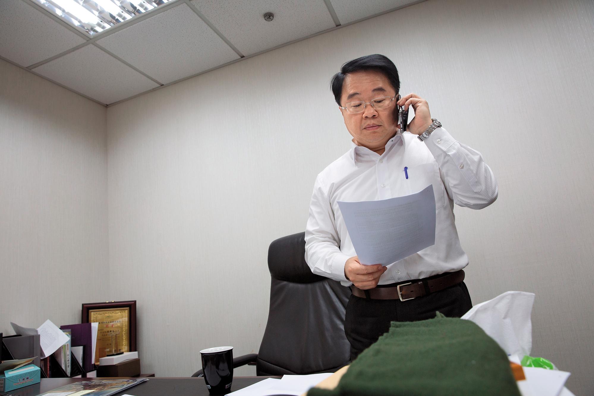結束專訪，吳秉叡繼續馬不停蹄地回新北市跑攤，希望爭取更多支持。