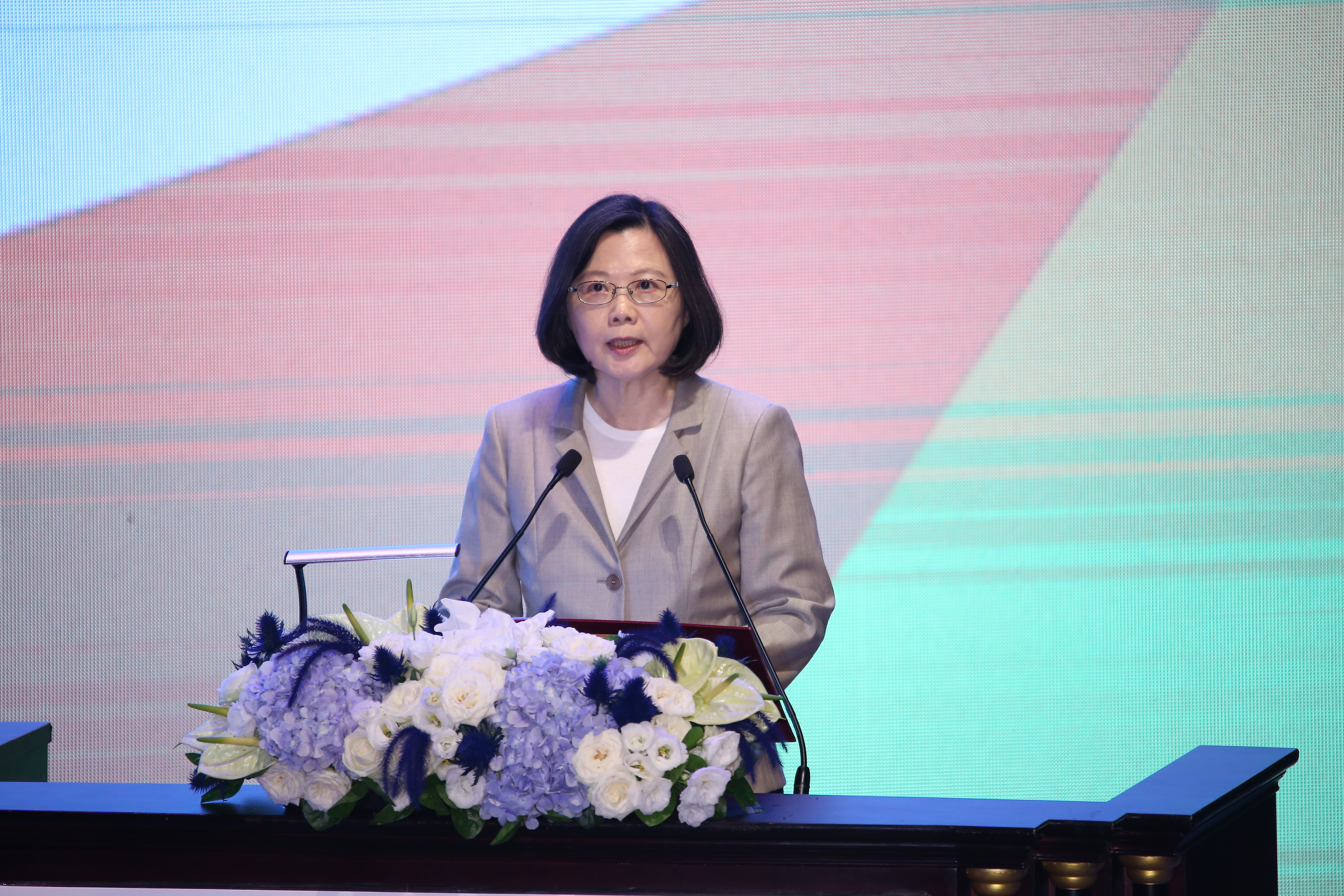 吳秉叡1987年就讀政大法律系大四時，總統蔡英文曾是他的導師。