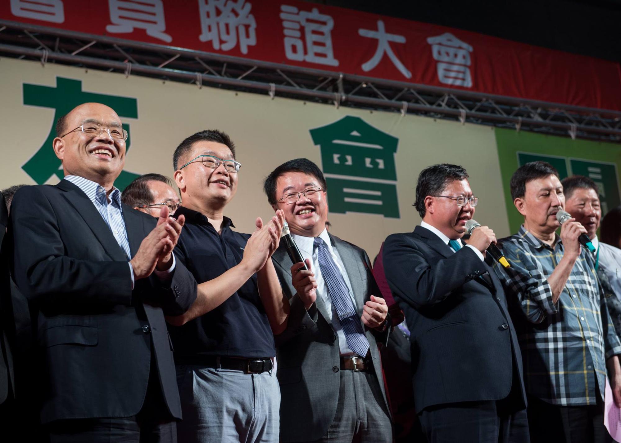 桃園市長鄭文燦曾在為吳秉叡站台時，對吳信心喊話：「選下去就對了！」（翻攝吳秉叡臉書）