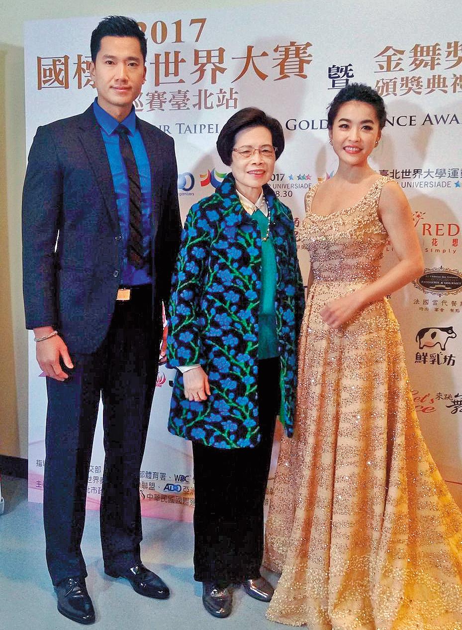 小嫻與何守正在美國結婚之後,一直經營跟何媽媽相愛相親的形象,沒想到小嫻出手策動婚變口水戰。(翻攝自何守正臉書)