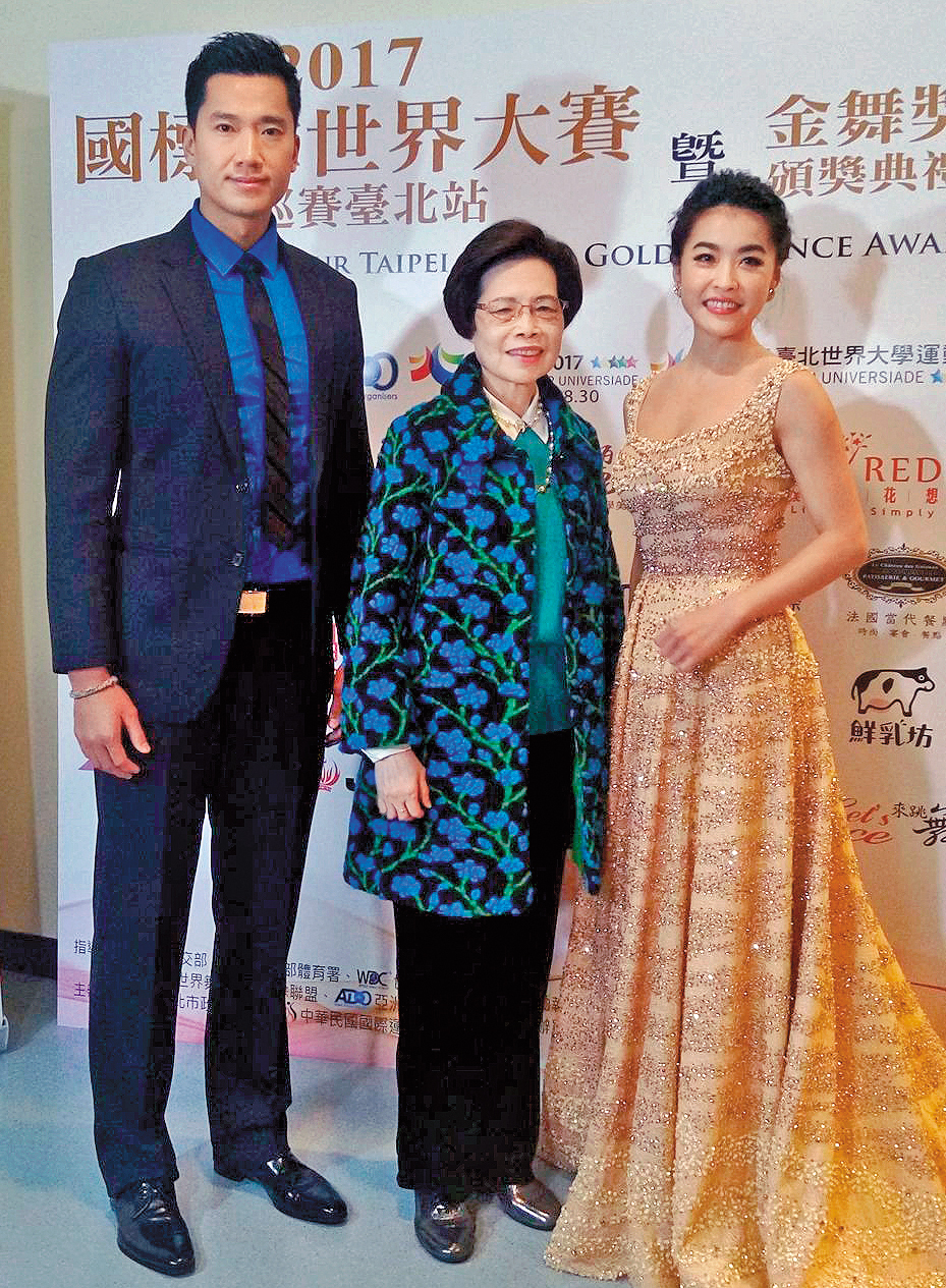 小嫻與何守正在美國結婚之後，一直經營跟何媽媽相愛相親的形象，沒想到小嫻出手策動婚變口水戰。（翻攝自何守正臉書）