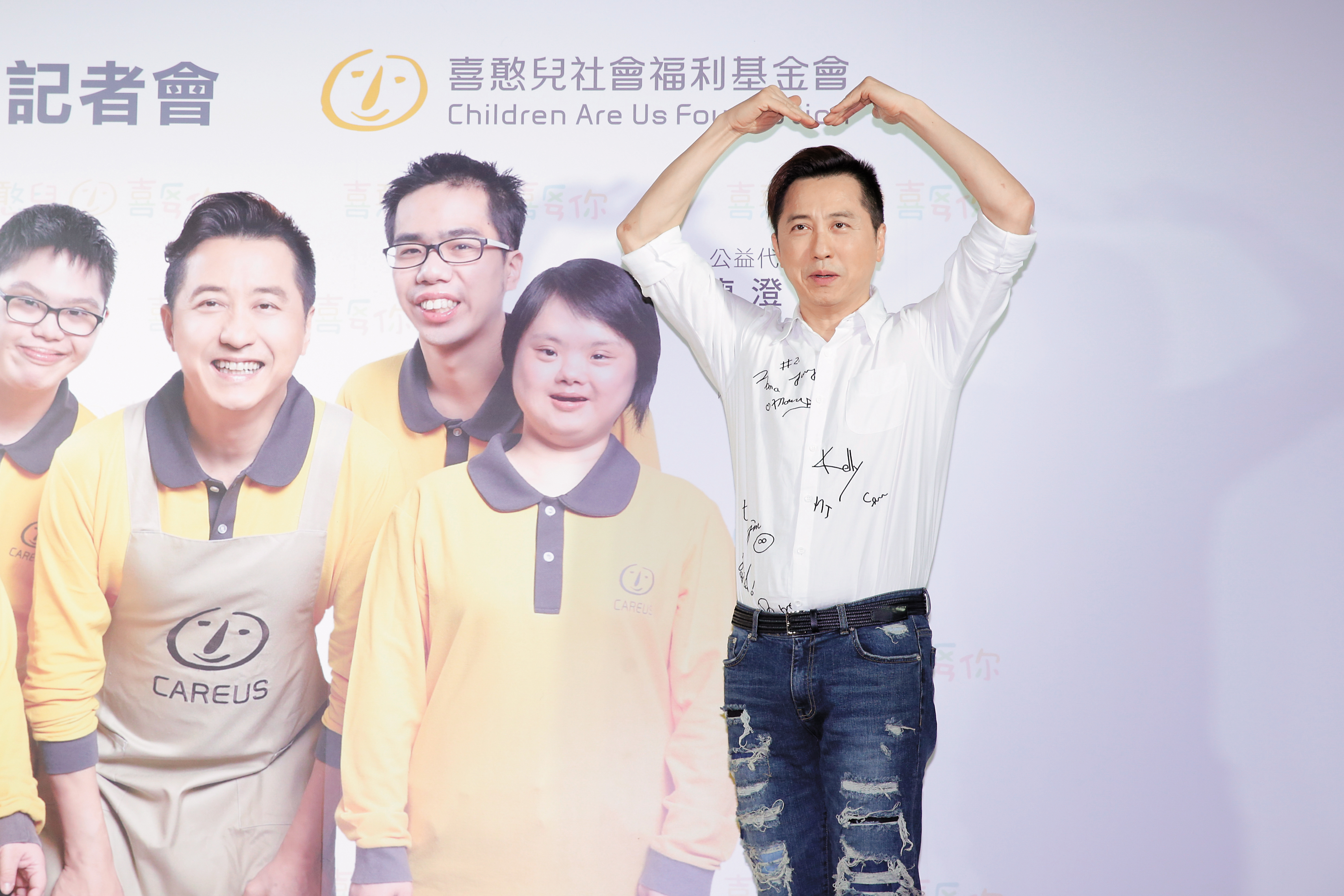 庾澄慶與伊能靜婚變時，伊能靜母親曾出面替女兒抱屈，暗指庾母瞧不起伊能靜，庾澄慶只為母親澄清是好婆婆，他自己及其餘家人並未口出惡言。