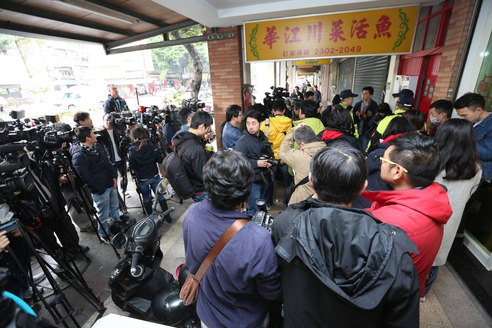 新黨發言人王炳忠19日在臉書開直播，直播調查官及員警持法院開的搜索票到他的住處。