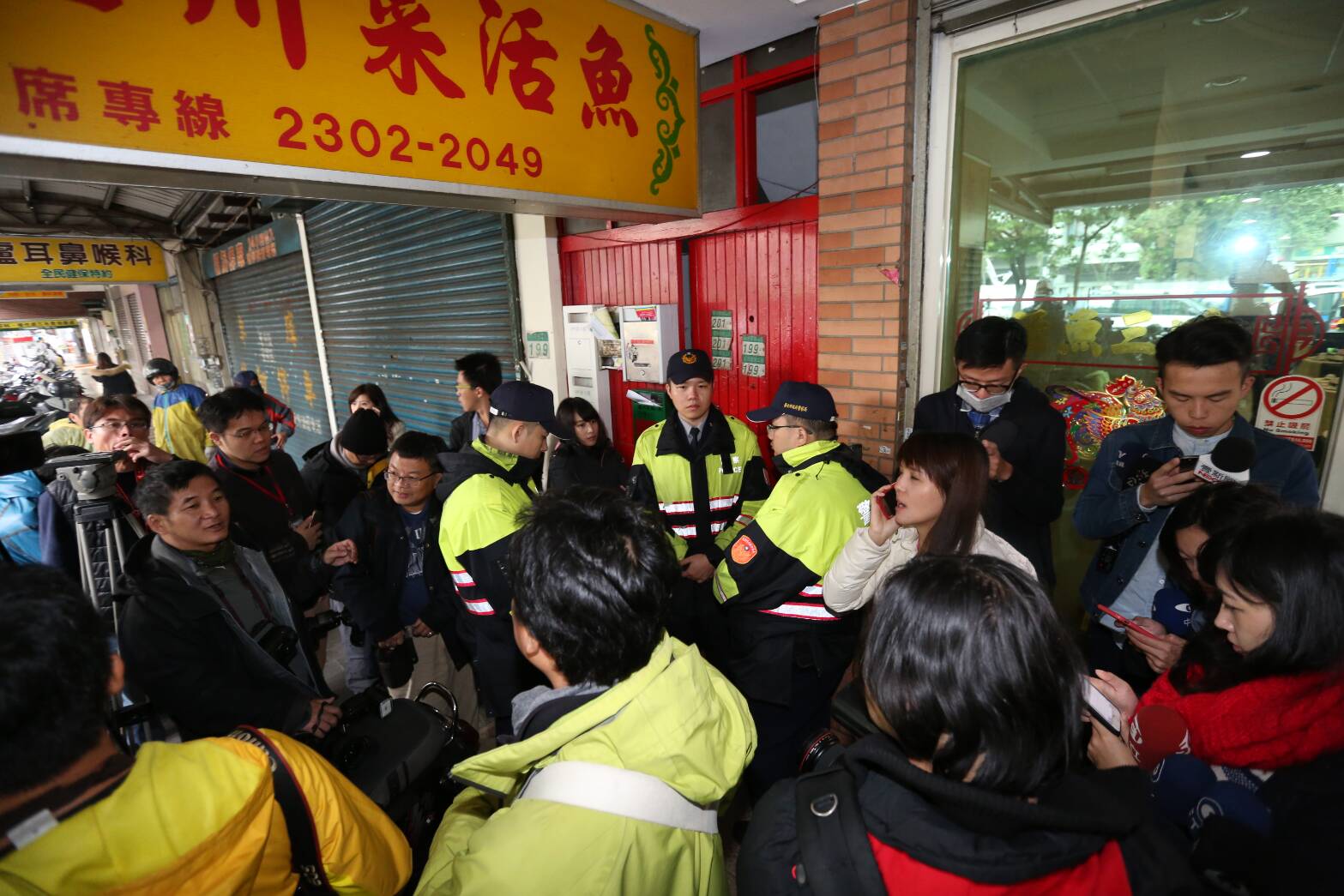 調查官亮出搜索票，但王炳忠堅持要等律師來才願意開門，雙方僵持近40分鐘。