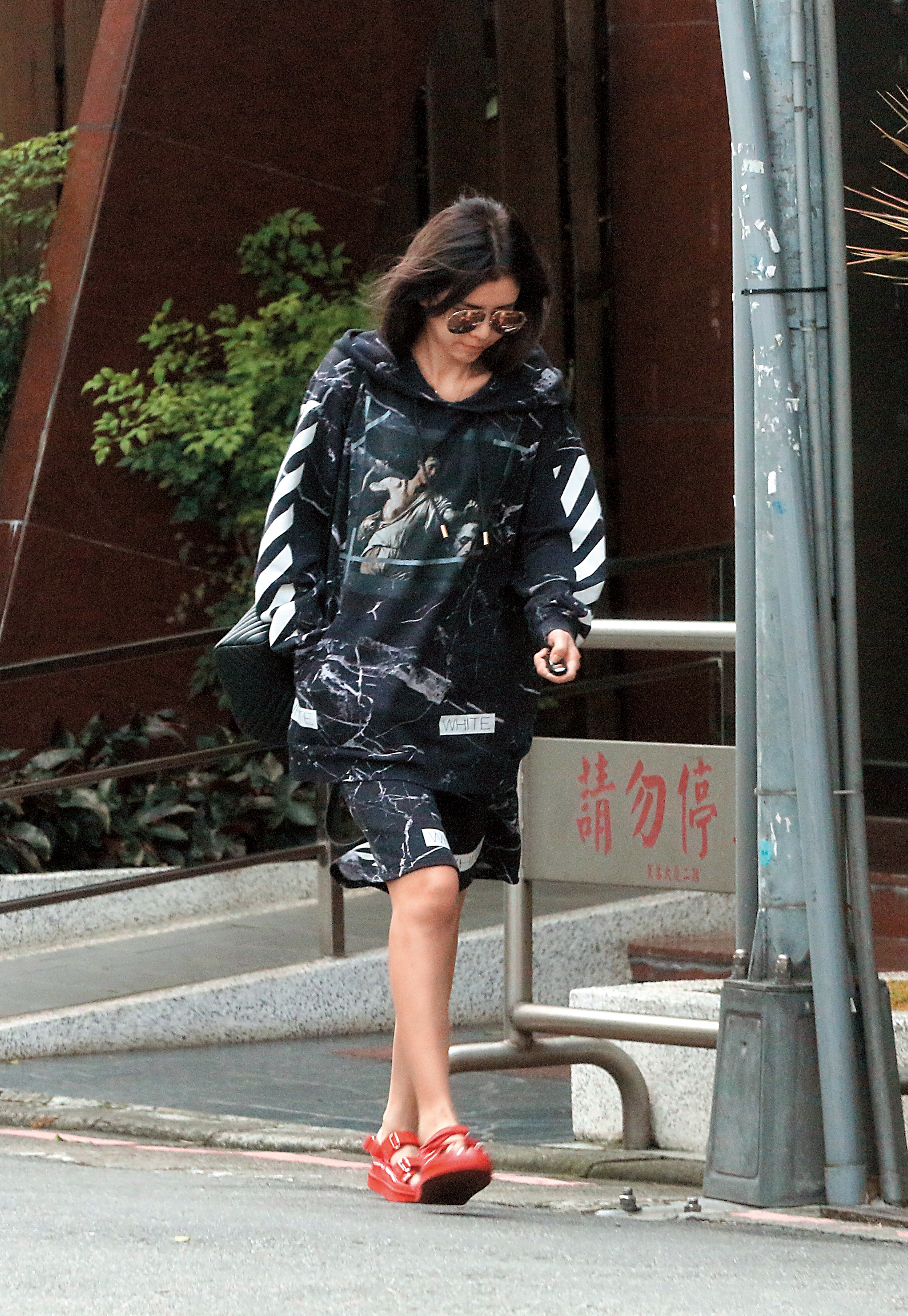 去年10月,本刊捕捉到李毓芬的車公然停在柯家附近,她則走進柯家過夜,宣示主權的意味明顯。