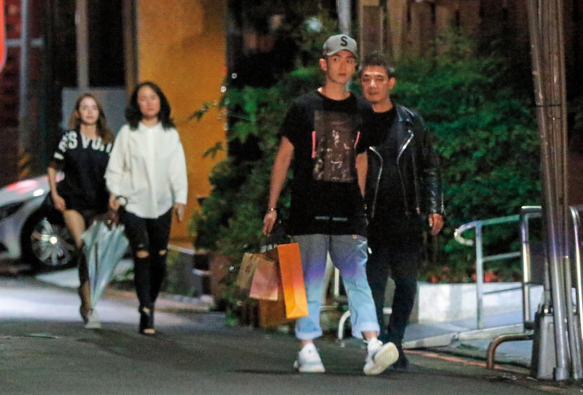 今年六月,本刊曾經直擊李毓芬出席柯家家宴,柯震東跟柯爸走在前頭,李毓芬則跟柯媽在後有說有笑,一副「準媳婦」的姿態。