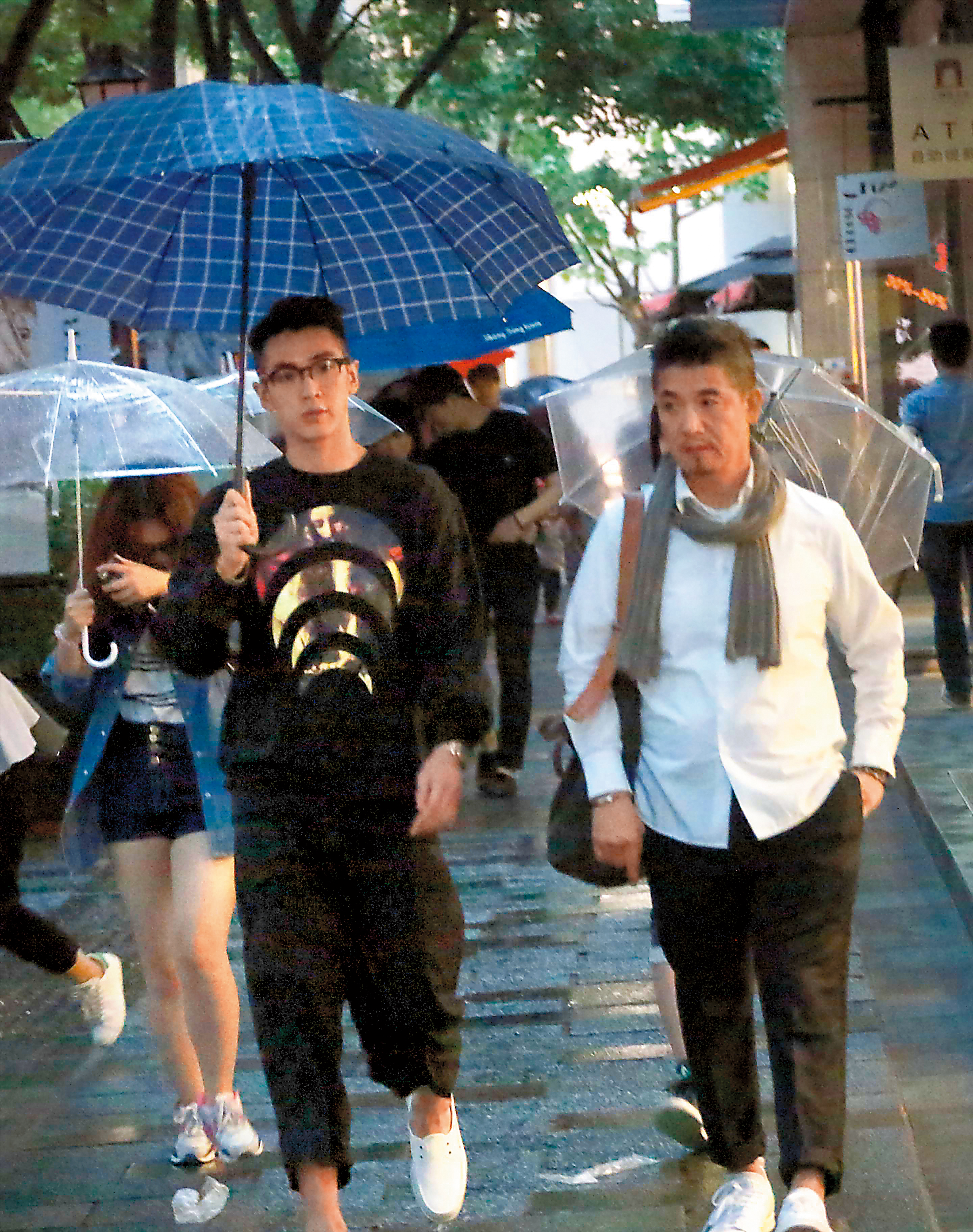 撇開感情不談，柯震東（左）的演藝事業正在回溫，也告別前東家，目前經紀事務都由柯家處理。