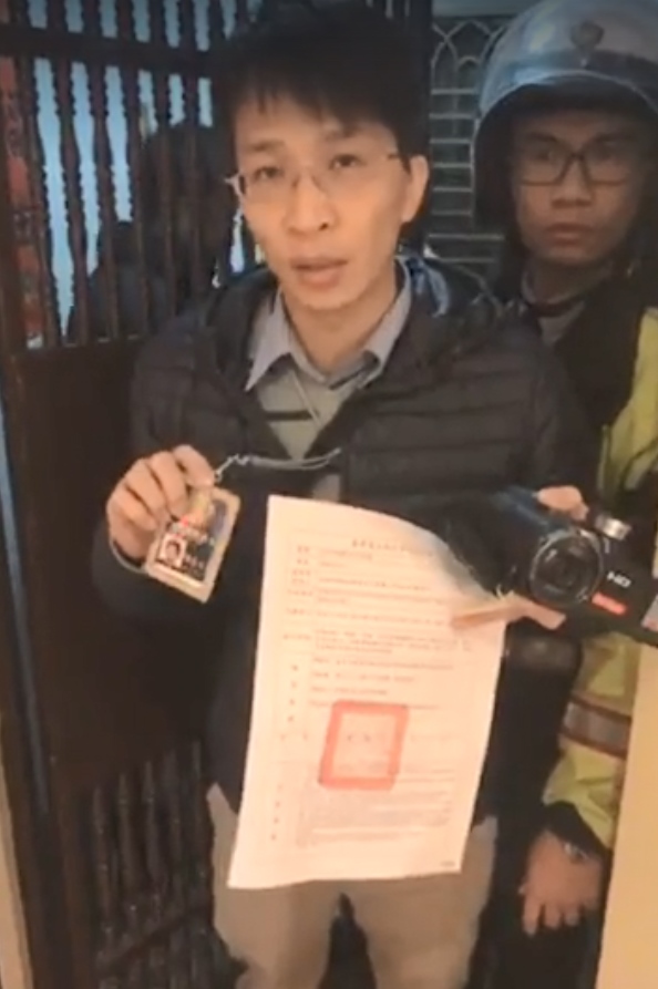 李勝峰表示,今天搜索新黨黨工有2張傳票,一張是地檢署、一張是調查局(圖)。(取自王炳忠臉書直播)