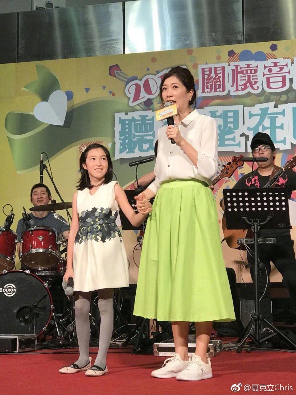 黃嘉千曾顧及女兒的上課時間,而錯失賺錢機會。(摘自夏克立微博)
