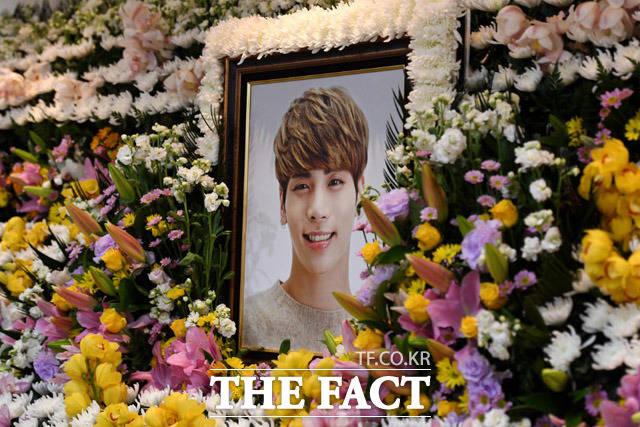 SHINee鐘鉉靈堂公開,看著微笑的鐘鉉遺照,仍不願相信他已離開人世。(網路圖片)