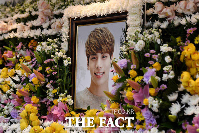 SHINee鐘鉉靈堂公開，看著微笑的鐘鉉遺照，仍不願相信他已離開人世。（網路圖片）