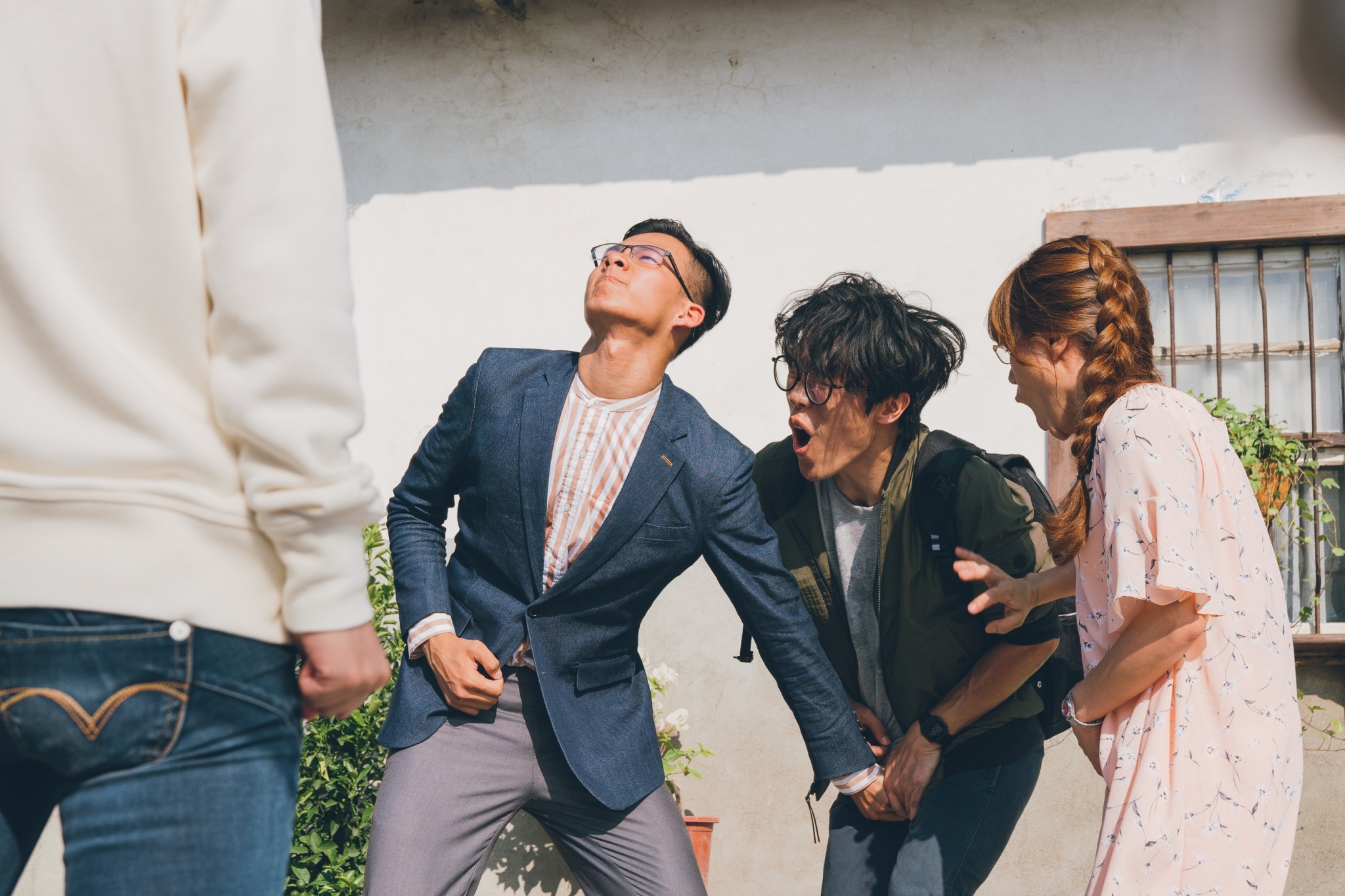 《花甲大人轉男孩》電影版彩蛋吳念軒（左一）伸手下探小小廣仲。（氧氣電影提供）