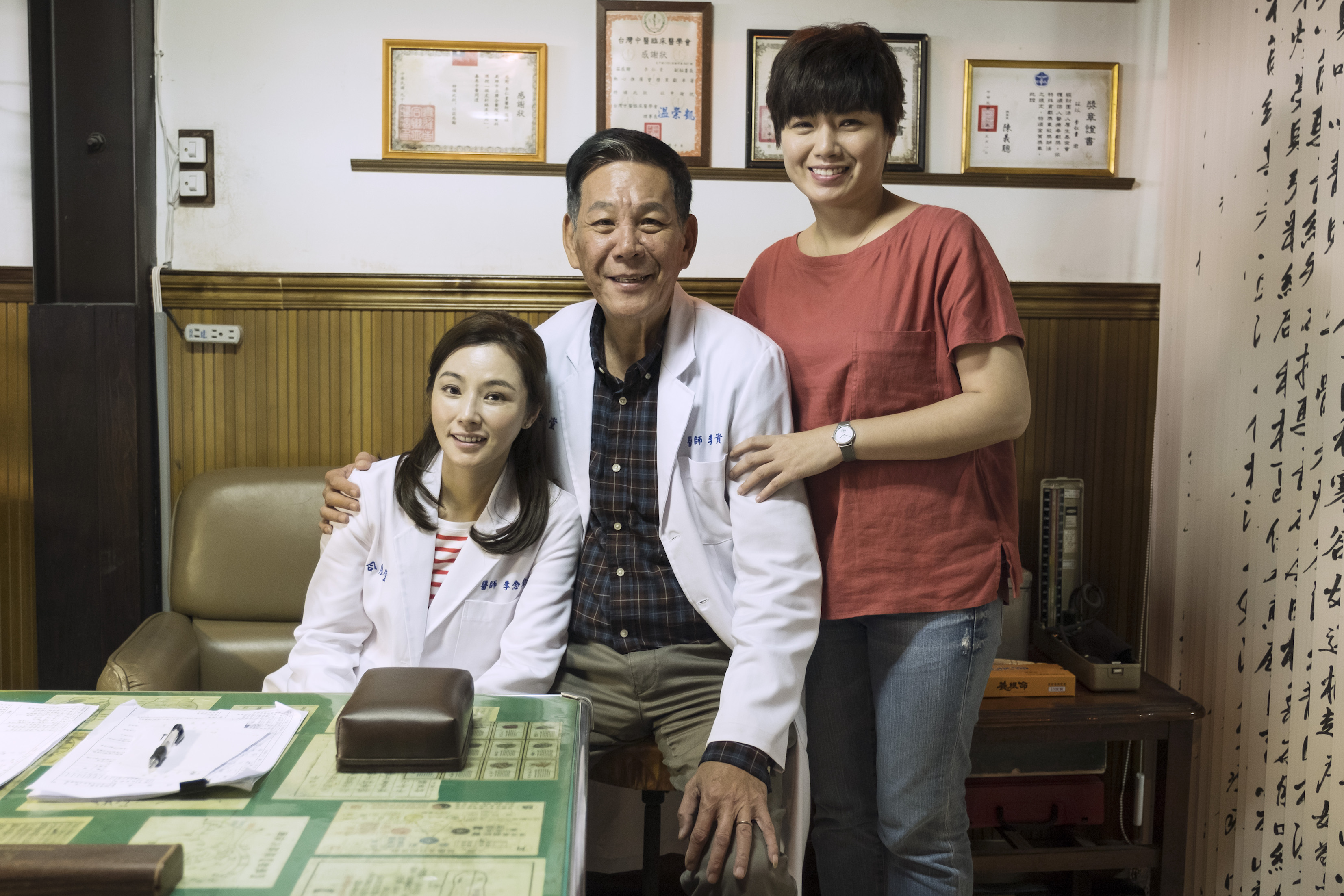 嚴藝文(右)、龍劭華(中)加盟《雙城故事》演出與陳怡蓉(左)組中醫世家。(青睞影視提供)