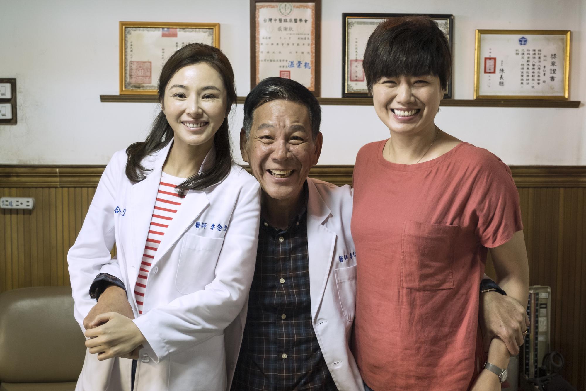 嚴藝文(右)、龍劭華(中)加盟《雙城故事》演出,與陳怡蓉(左)組中醫世家。(青睞影視提供)