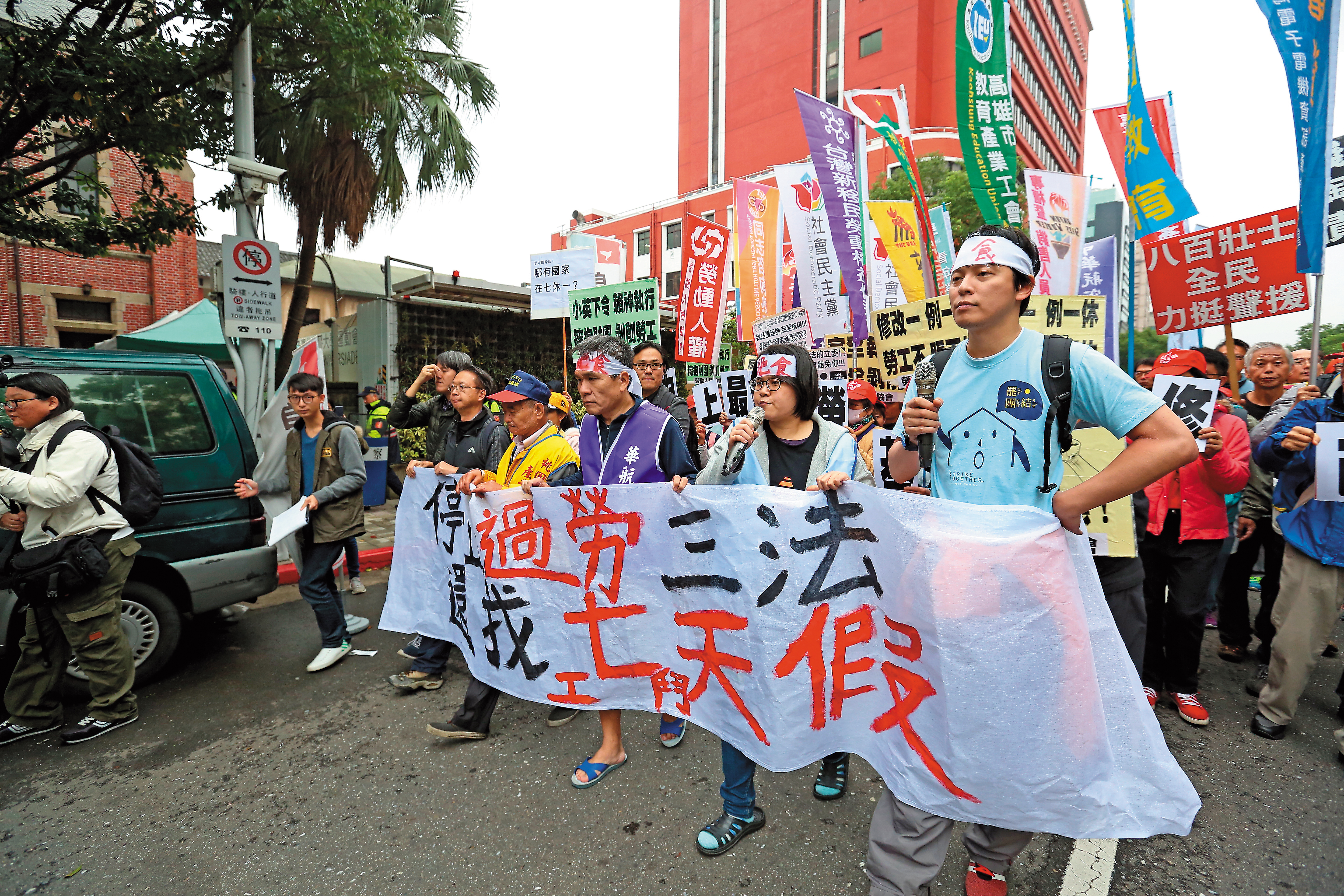 勞團日前集結在立法院抗議勞基法,要求政府聆聽訴求。