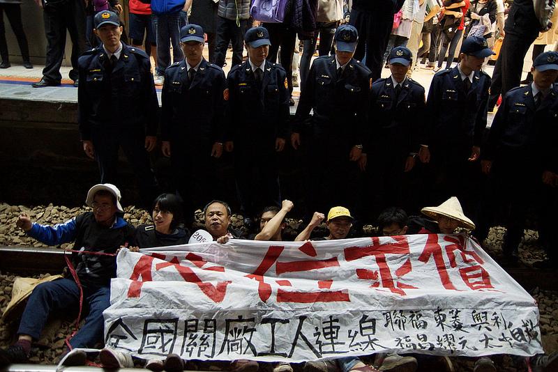 鐵路警察擔心勞工臥軌，不得不銷假上班。（翻攝網路）