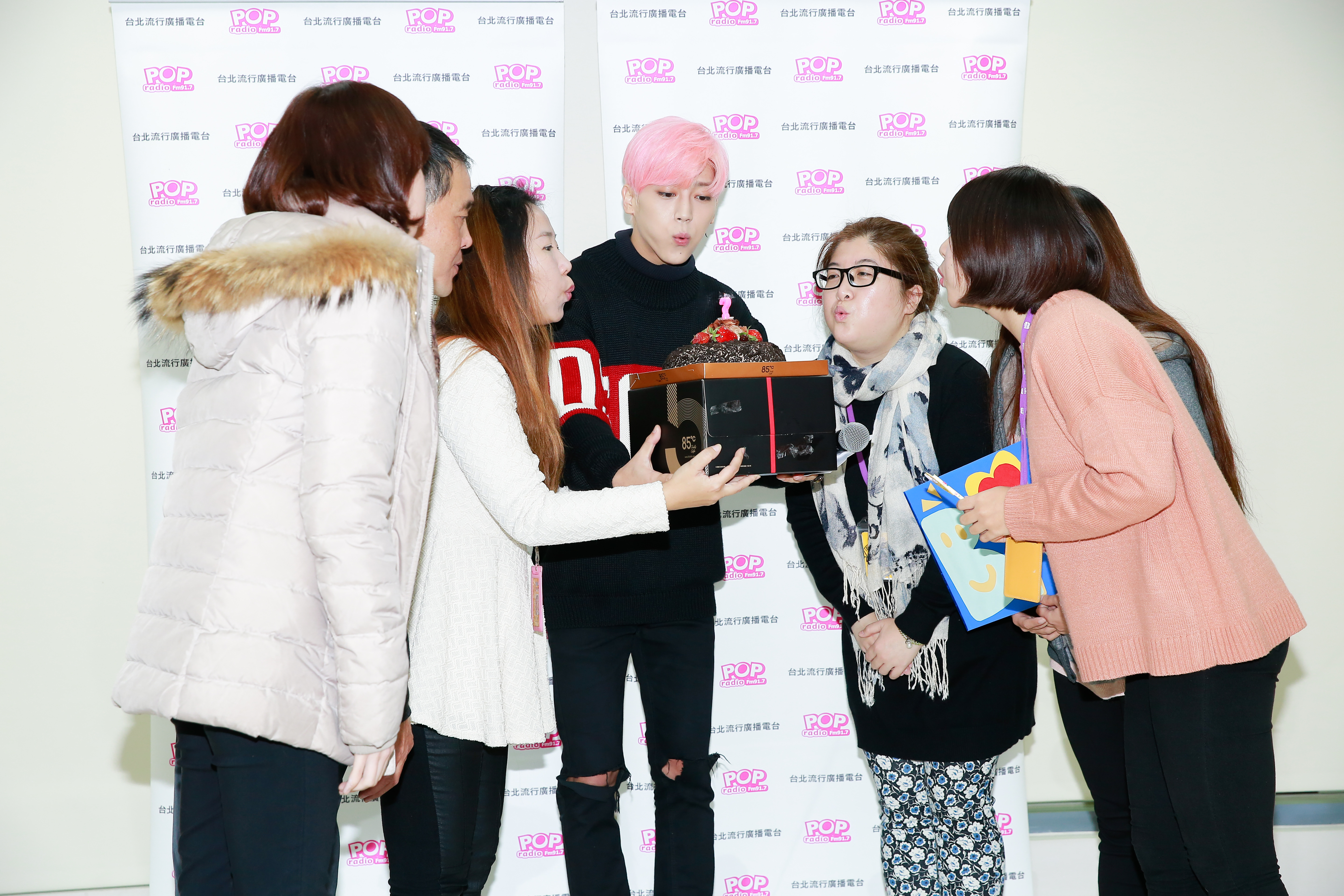 Bii畢書盡應電台之邀前往粉絲辦公室探班，還送上生日蛋糕祝賀。