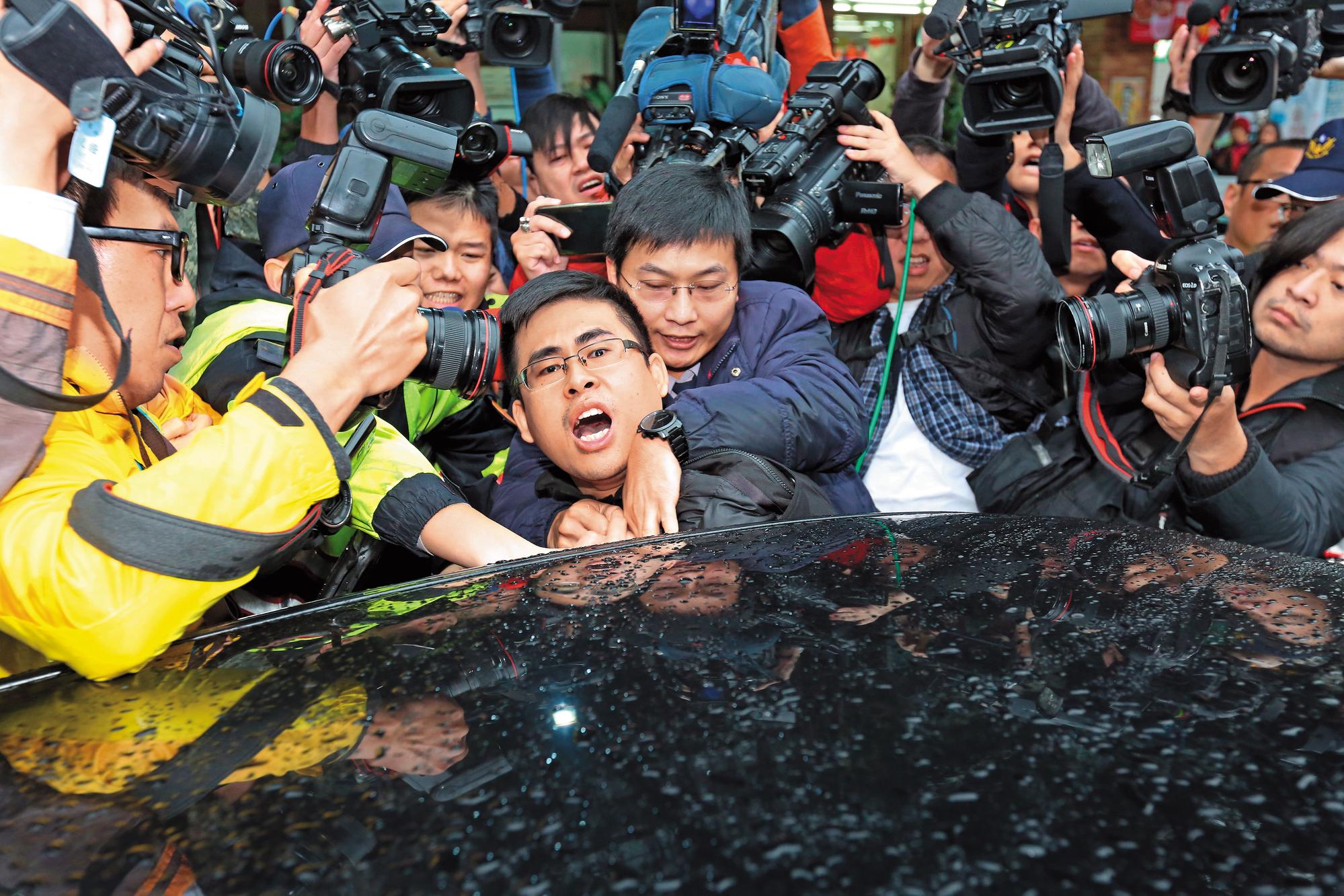 新黨青年委員會召集人王炳忠涉違反《國家安全法》，驚爆有黨政高層收錢賣情報，19日遭檢調搜索，帶走時還發生推擠，被警調強押上車。