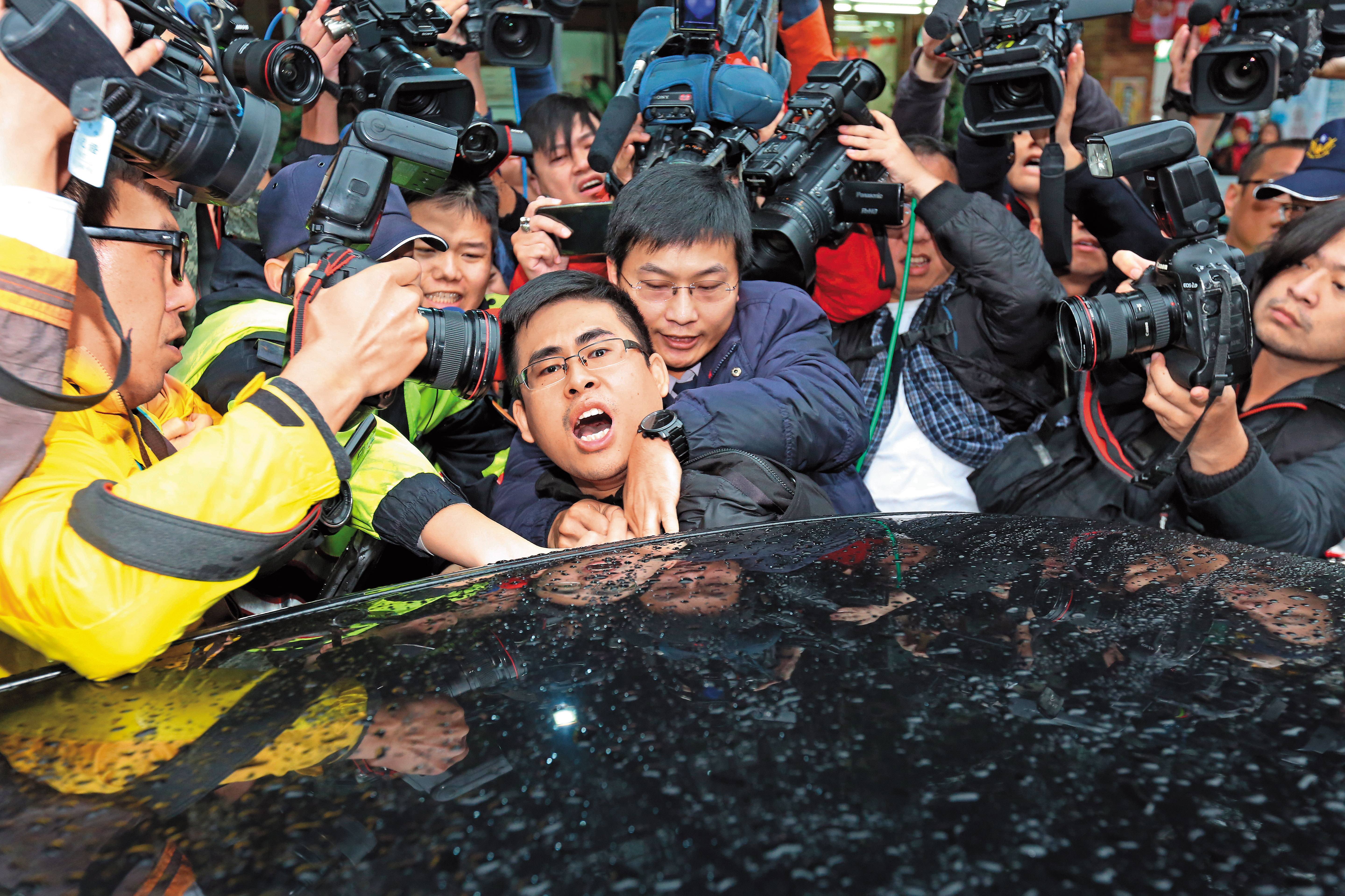 新黨青年委員會召集人王炳忠涉違反《國家安全法》，驚爆有黨政高層收錢賣情報，19日遭檢調搜索，帶走時還發生推擠，被警調強押上車。