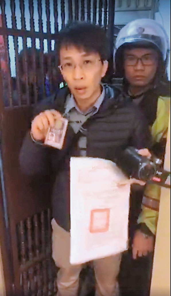王炳忠19日一大早在臉書開直播住家遭搜索，並拍下幾位調查官及員警持法院搜索票上門畫面。（翻攝王炳忠臉書）