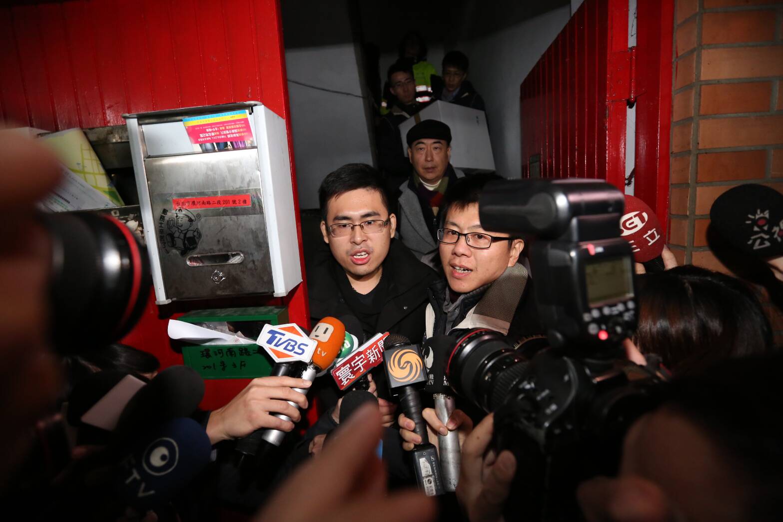 調查官要將王炳忠帶到調查局時，他不斷喊：「白色恐怖在台灣復辟了，我們一切守法！」