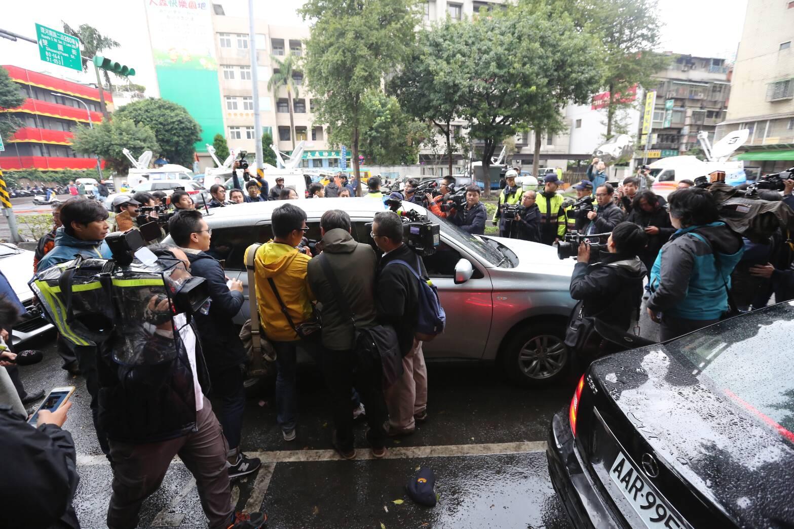 調查官與警方遭王炳忠罰站40分鐘,上午11時許,終於將王炳忠帶上車前往調查局。