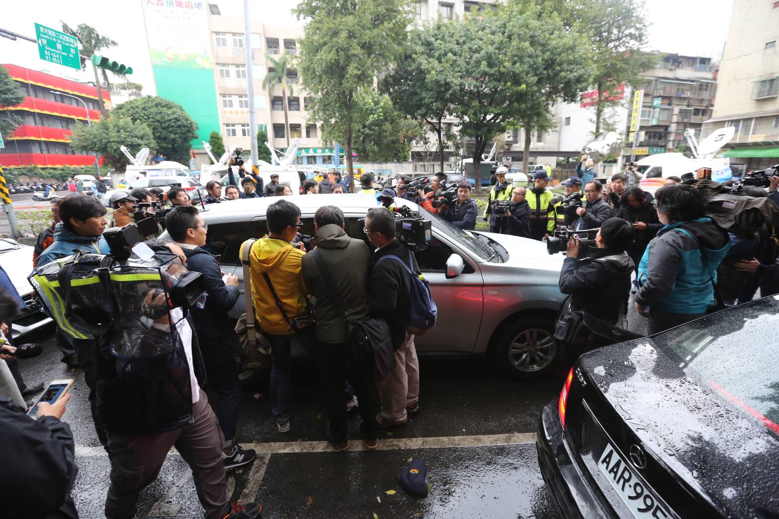 調查官與警方遭王炳忠罰站40分鐘,上午11時許,終於將王炳忠帶上車前往調查局。