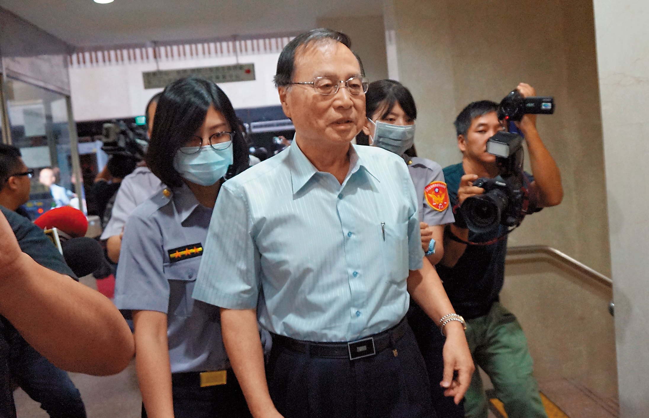 中投前董座張哲琛（前）緊咬光碟中的「回饋」等字眼出自馬英九，馬恐難脫身。