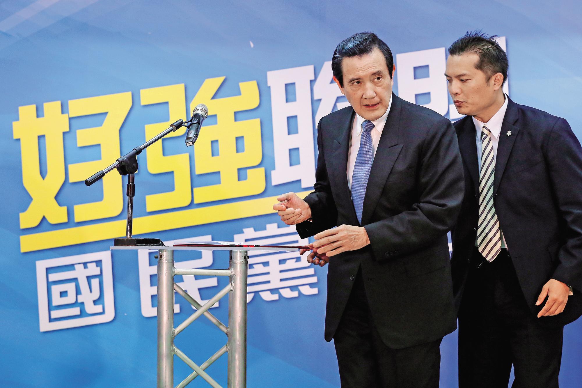 馬英九（左）涉主導三中交易案，決定回饋余建新4.8億元，恐涉犯證交法特別背信罪。
