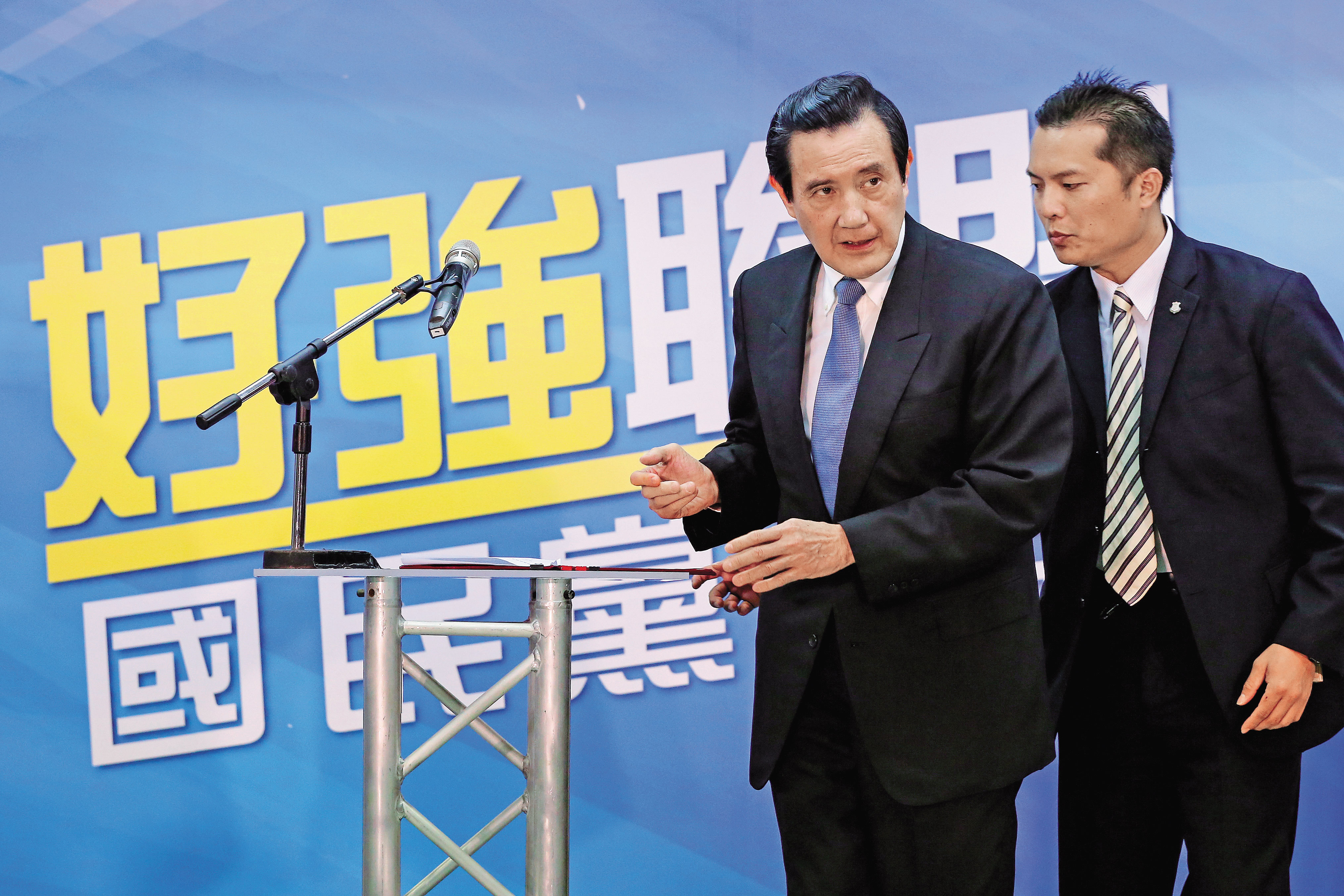 馬英九（左）涉主導三中交易案，決定回饋余建新4.8億元，恐涉犯證交法特別背信罪。