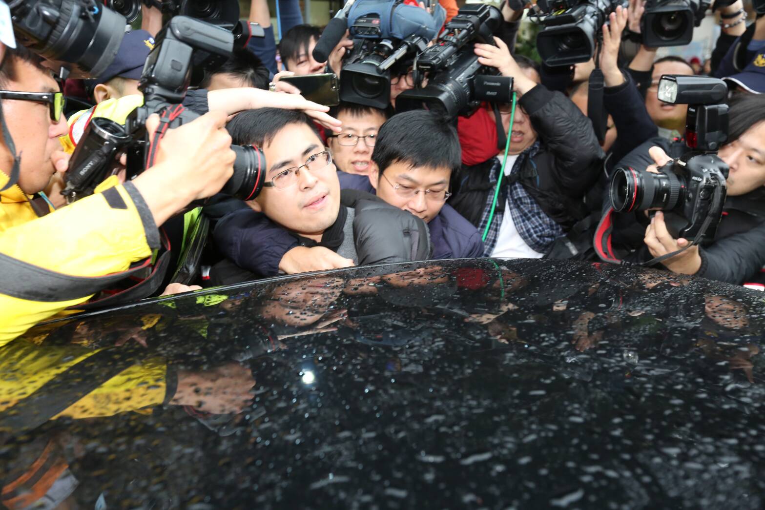 王炳忠疑涉嫌違反《國家安全法》，遭調查局搜索住處、帶回約談。